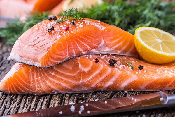 Cá hồi giàu hàm lượng Omega 3 và chất sắt giúp cải thiện chứng thiếu máu não và tăng cường cải thiện trí nhớ tốt hơn.